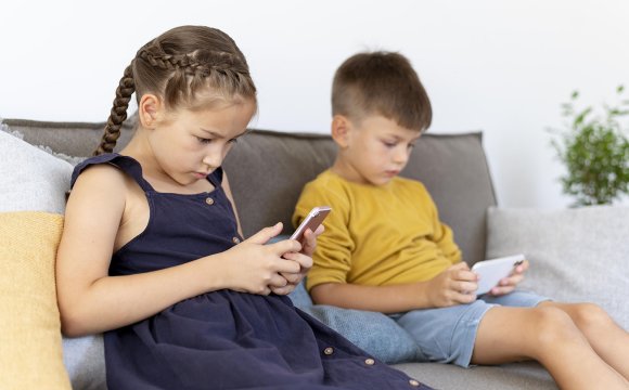 Niños en el celular