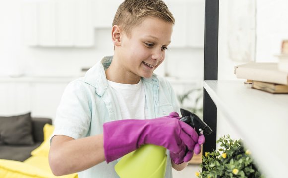 niño limpiando