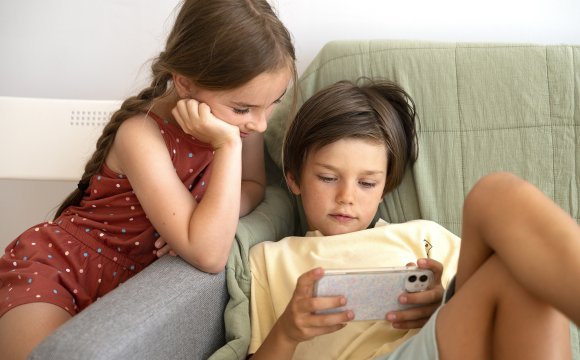 Niños usando el celular